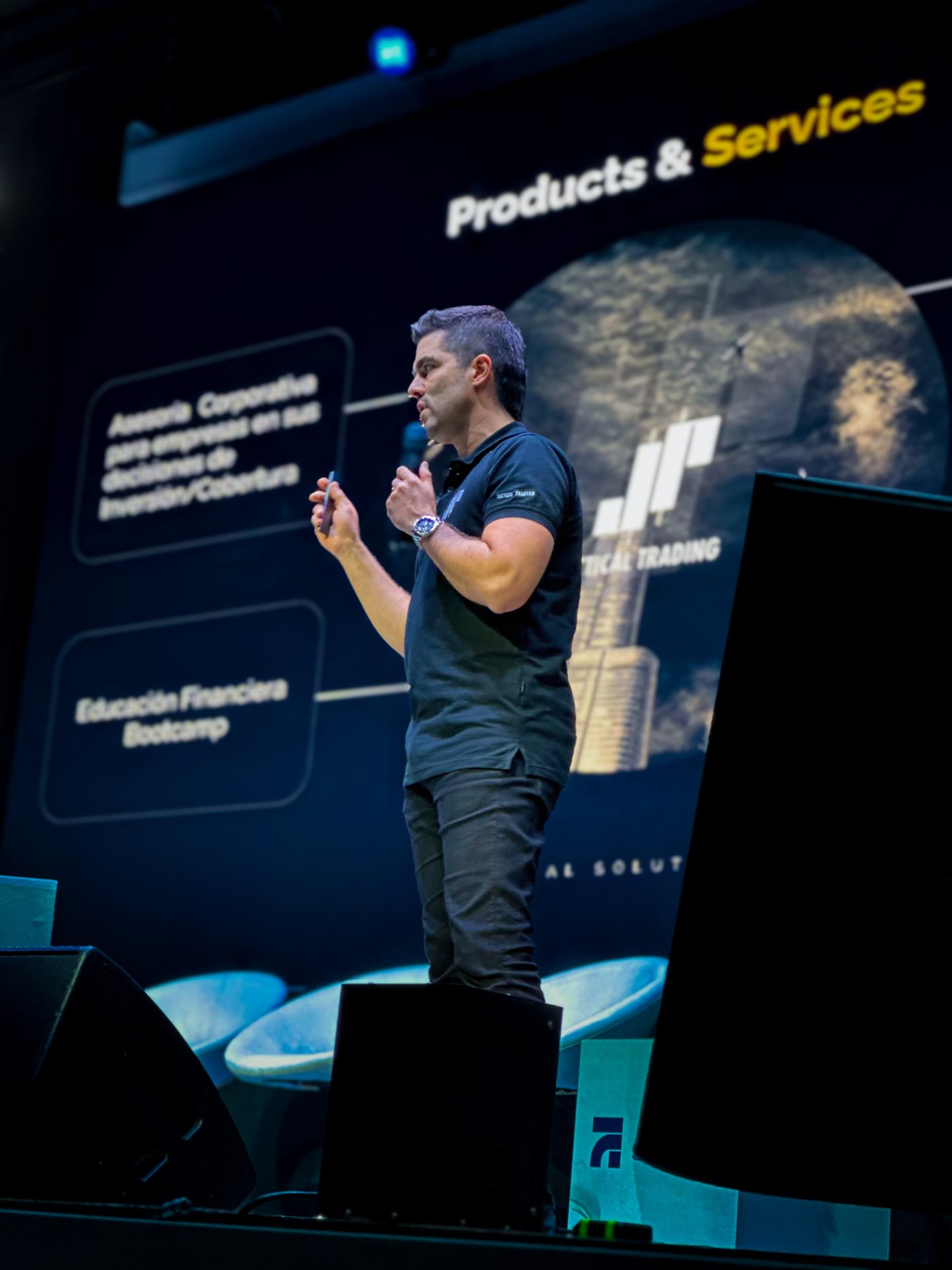 Juan Pablo Vieira explicando los servicios de Tactical Trading en escenario