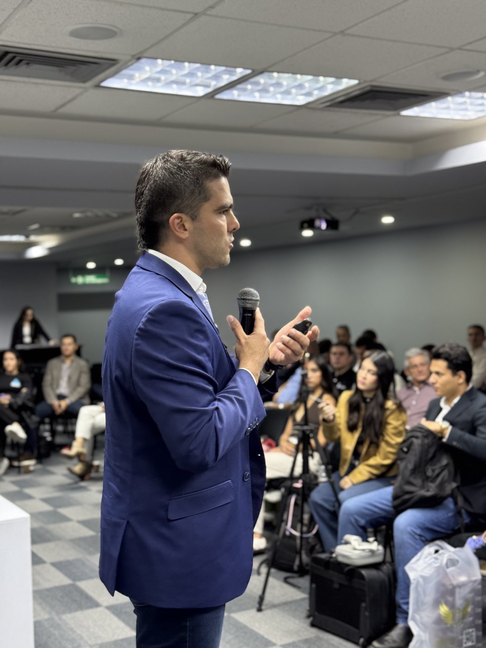 Juan Pablo Vieira dictando una formación presencial ante un auditorio