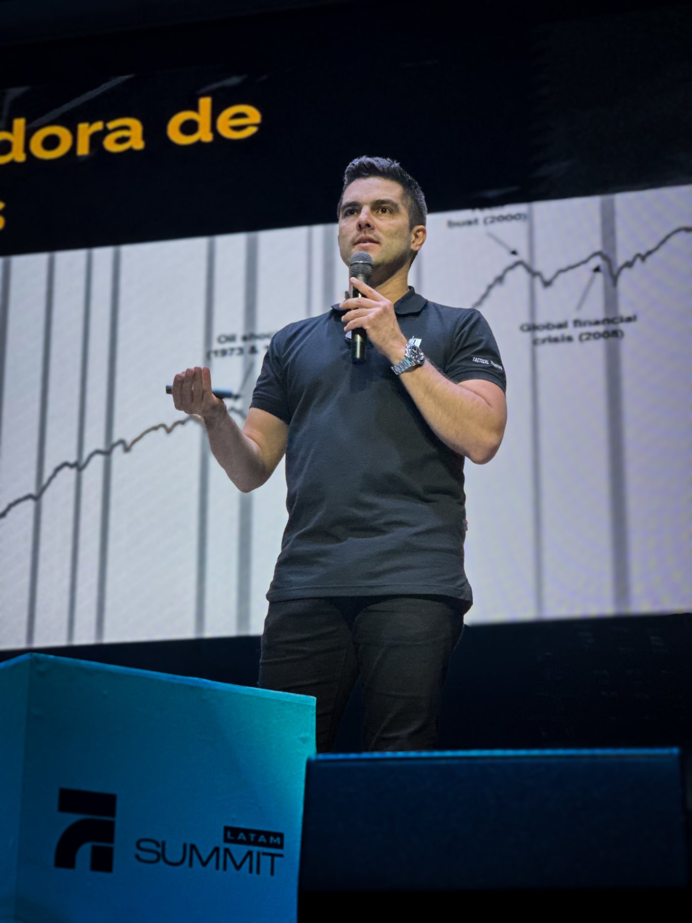Juan Pablo Vieira presentando en LATAM Summit